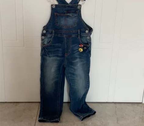 背带牛仔裤  尺码120/56 专柜400...