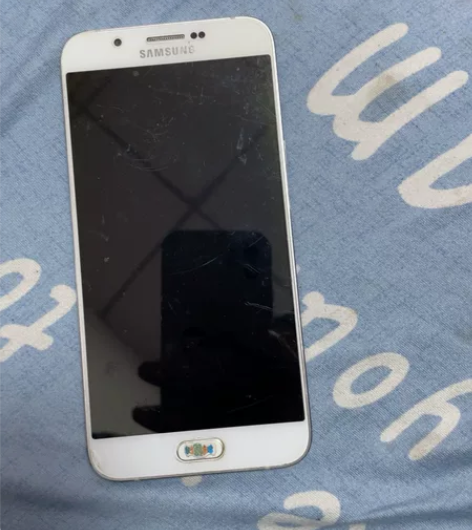 三星a8000坏手机一台，配置不清楚，开机...