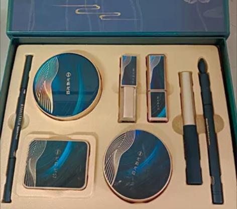 本人生日，朋友送了2套花西子同款全新彩妆礼...