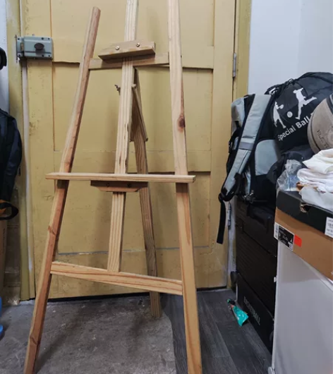 出一个画架（38）和一个半开画板（25） ...