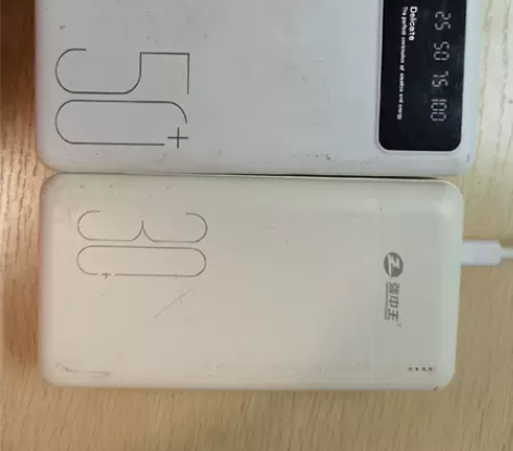 出两个大容量充电宝,适用于苹果小米华为op...