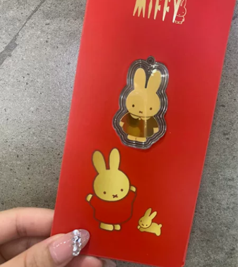 米菲兔红包里边有佩戴挂绳，可以挂手机，钥匙...