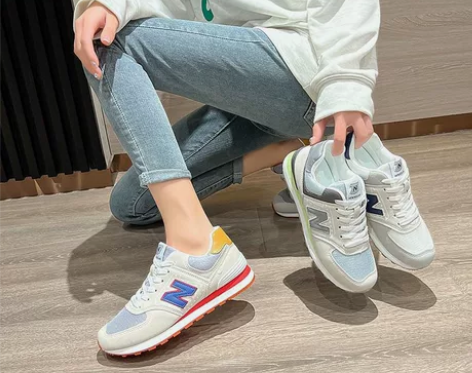 这是一双新百伦女鞋  买了一个月了  试穿...