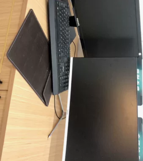 两个电脑显示器 一个键盘 感兴趣的话点“我...