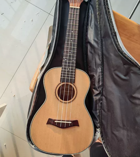 尤克里里，闲置，有轻微使用痕迹，很棒，88...