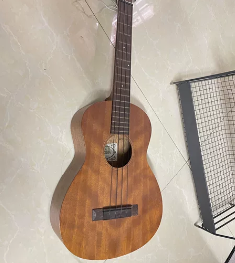 出闲置尤克里里，好像200+买的吧，裸琴，...