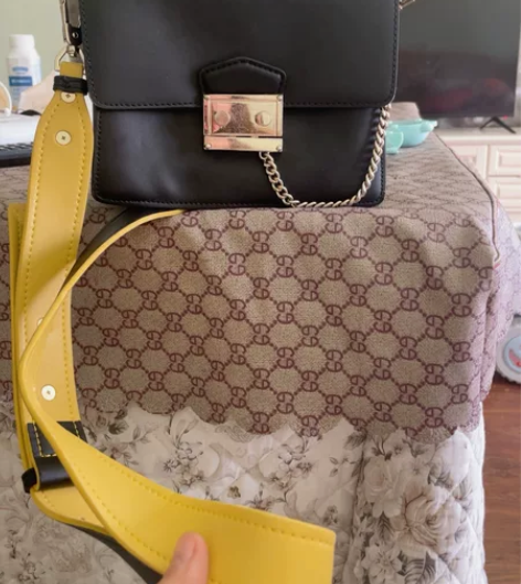 金利来真皮女士斜挎包，只背过几次，干洗过。...