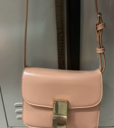 小ck斜挎包，高fang，肉粉色，不退换。...