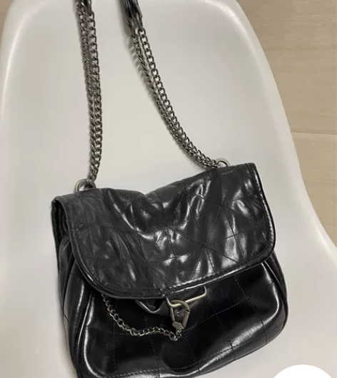 单肩斜挎包 有暗格 98新 感兴趣的话点“...