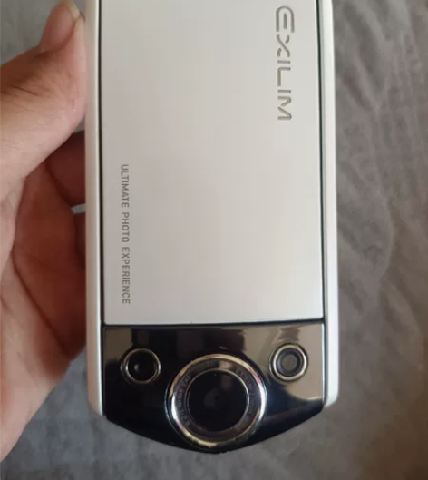 卡西欧tr300一部，表皮很新，只有镜头那...