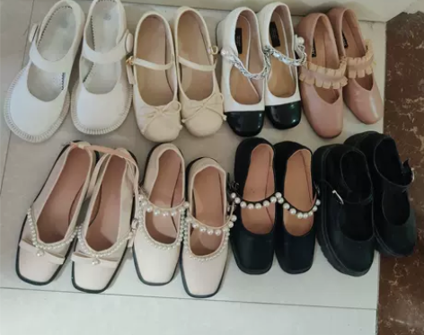玛丽珍鞋都36码，第一排都是平底，后面是粗...