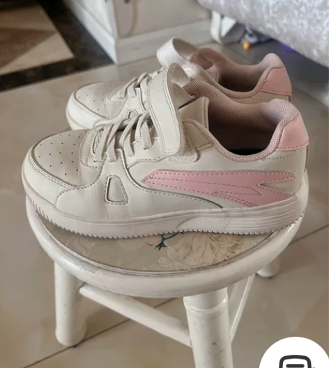 安踏女童运动板鞋，没穿几次小了，实物还是很...