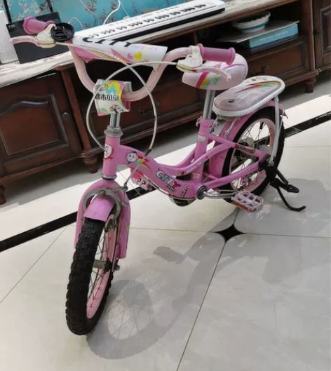 实体店买的儿童自行车，孩子大点了买的新的，...