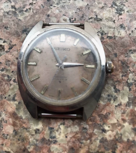 出一支上条精工手表，机芯型号66A，摇晃能...