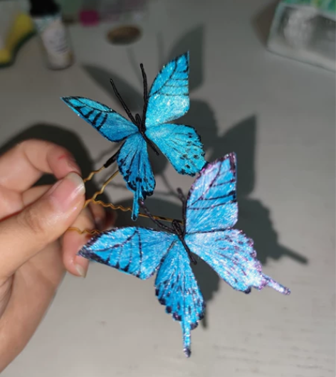 猫老师两只亮晶晶的现货蓝色闪蝶。 要紫紫的...
