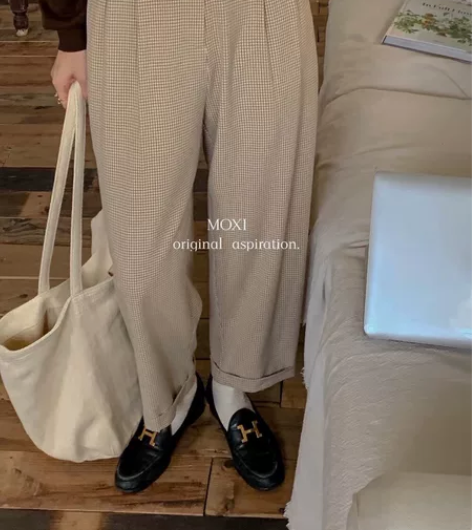moxi，韩版松紧腰格子休闲裤，模特上身色...
