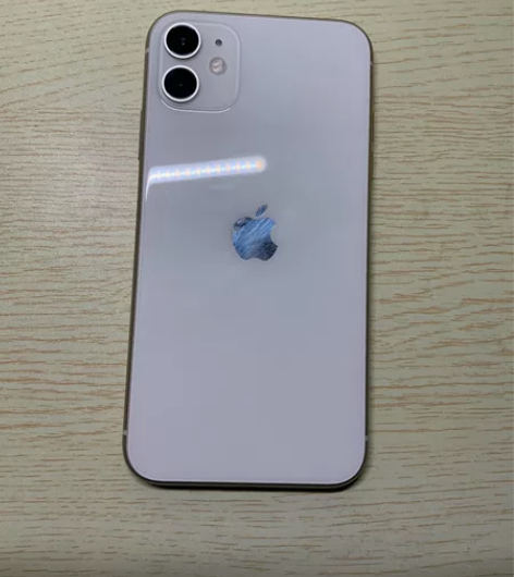 自用苹果11白色国行128,95新,成色靓...