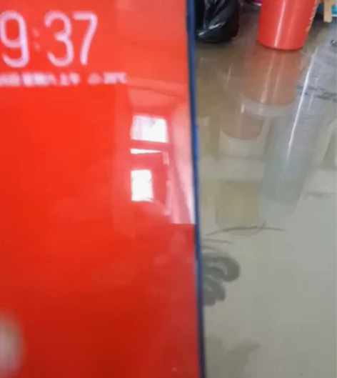 努比亚x  挺拉风的一款手机。双面屏，骁龙...