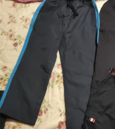 校裤两码的长裤没穿过，短裤有的明显穿过！要...