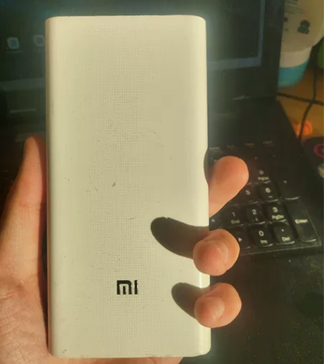 小米充电宝 两万毫安 用很多年了。就是给电...