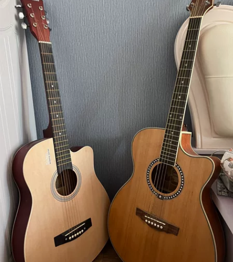吉他两把 韦伯/红棉一把60,两把100不...