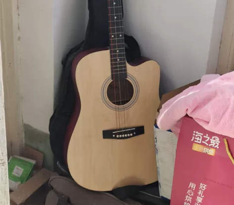 枫叶红民谣吉他,送一把黑色吉他,需要的话私...