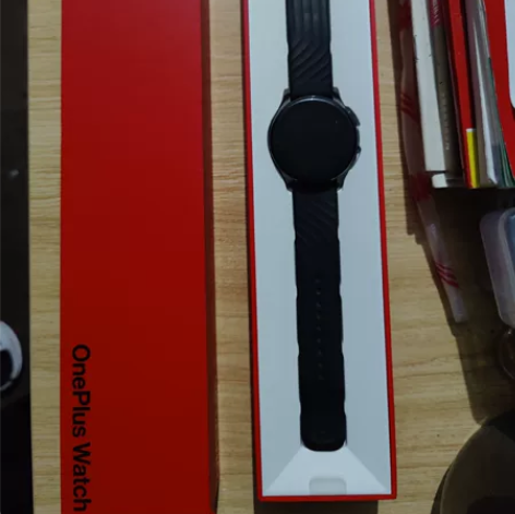 一加手表，买来就有贴膜，外壳有些许磕碰，包...