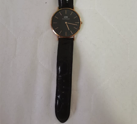 DW手表 便宜出售 换个皮链就可以！ 感兴...