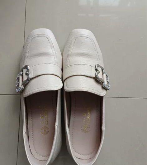 单鞋，99新，就穿过两三次，39码 感兴趣...