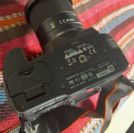 无磕碰，9成新索尼单反！ 感兴趣的话点“我...