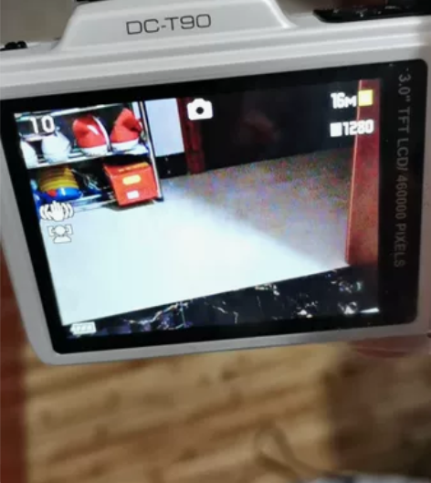 爱国者相机DC-T90外观如图所示，正常使...