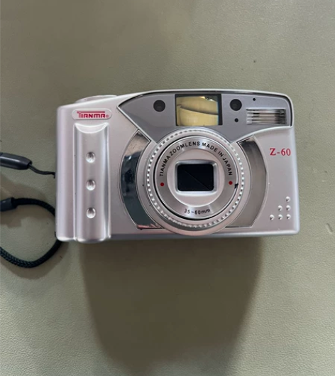 以前的老胶卷相机，镜头自动对焦的，用电池的...