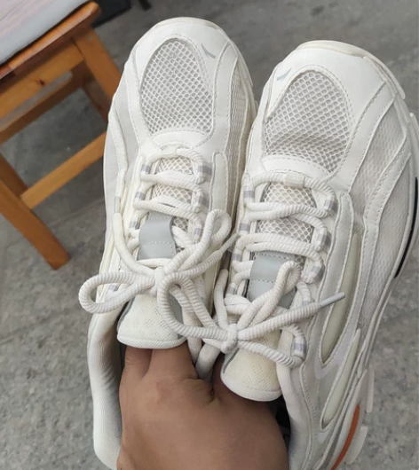 安踏跑步鞋43码 没穿几次,九新闲置有点脏...