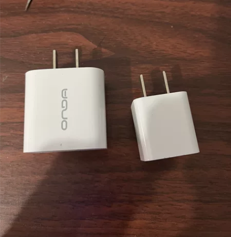 出两个充电器，一个是昂达的20瓦pd快充头...