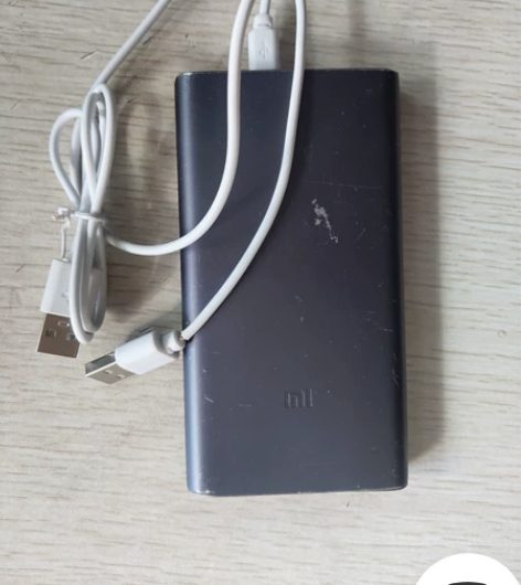 小米充电宝，表面成色及瑕疵如图，充电口那个...