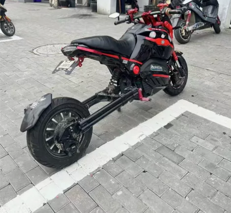 小猴子m3刚换的新轮胎，还有亮光车壳 还有...