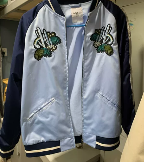 蓝色棒球外套。 丝绸质感 柔软舒适  适合...