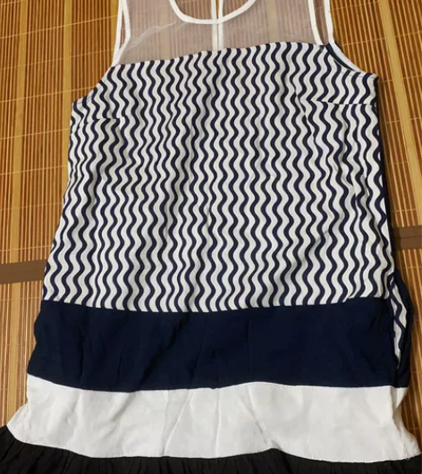 新款荷叶边裙连衣裙 衣服偏大,本人平时穿L...