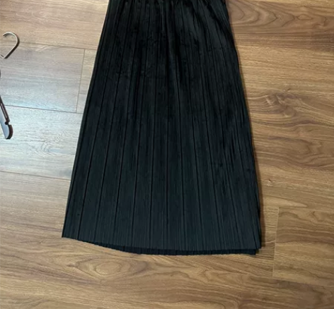 半身百褶裙，去年实体店150购入，裙子太多...