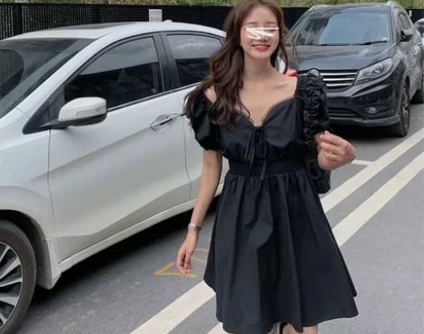 实体店买的,穿上去跟公主风,裙子在学校,我...