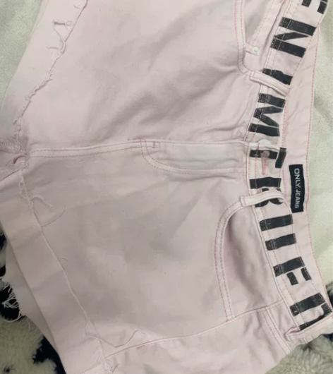 only牛仔短裤 实体店两百多购入的  很...
