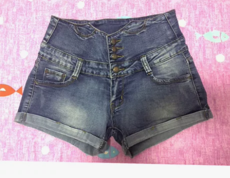 快鱼牛仔短裤 实体店购入 穿一洗一 还很新...