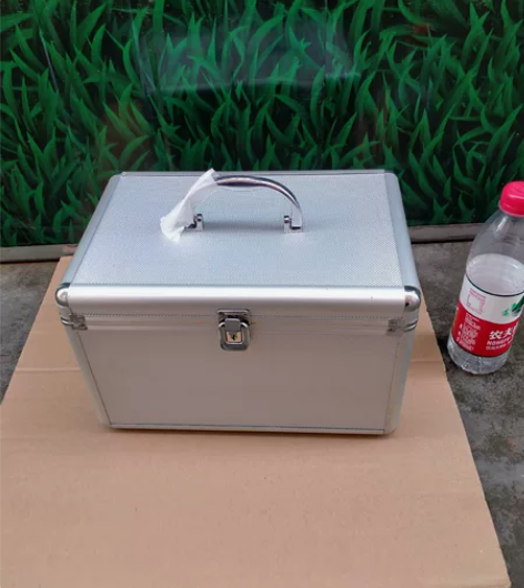 26包邮工具箱铝合金框架，有钥匙，9成新，...