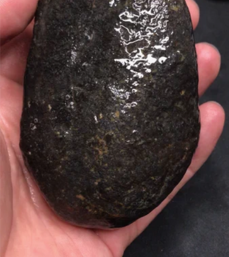 新疆淖毛湖黑金刚，重量436克，飘蓝光，低...