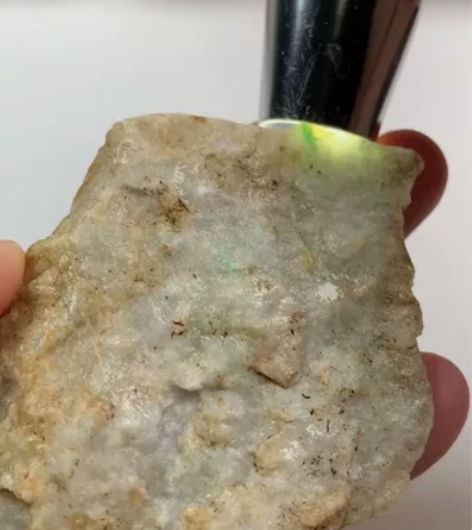 翡翠腾冲老料练手料，重量：117克，料子飘...