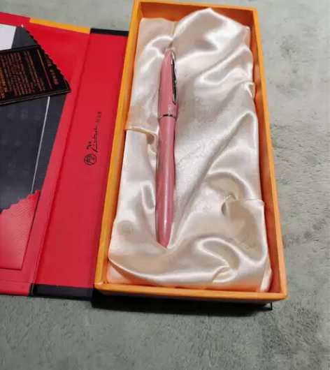 施耐德钢笔+墨水一瓶加上包装盒，使用过一次...