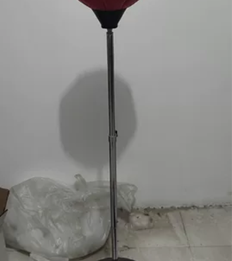 拳击沙袋，没怎么用过，底下是注水的，可以拆...