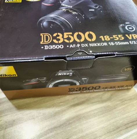 出尼康d3500+18-55套机。实体店柜...