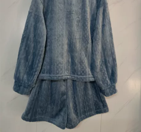 女士珊瑚绒上衣短裤 白菜价，四个颜色尺码M...