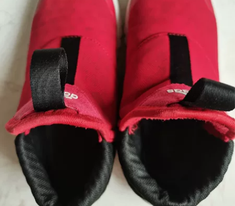 阿迪一脚蹬 内里加绒 实体店入 娃脚上肉多...